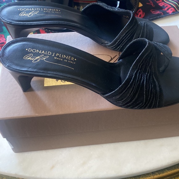 Donald J Pliner’s beautiful black mule,  made in Italy size 9 1/2 - Picture 3 of 5